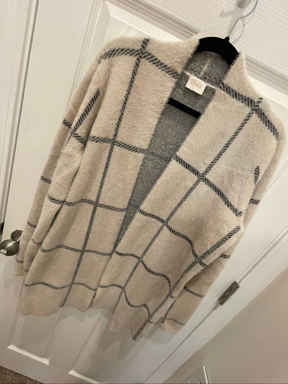 Cyrus Women’s Fuzzy Plaid Cardigan Sweater Beige Gray Black Size L Soft Cozy